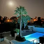 Seafront One Bedroom With A Terrasse Swimming Pool And A Parking بيت للعطل