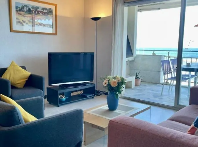 Seafront One Bedroom With A Terrasse Swimming Pool And A Parking