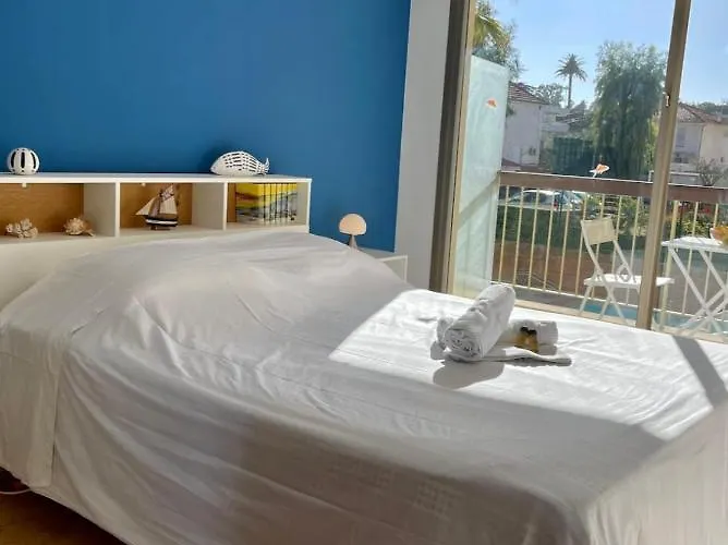 Feriehus Seafront One Bedroom With A Terrasse Swimming Pool And A Parking