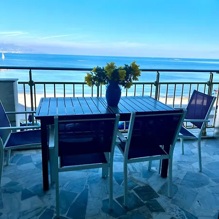 Seafront One Bedroom With A Terrasse Swimming Pool And A Parking 펜션 *