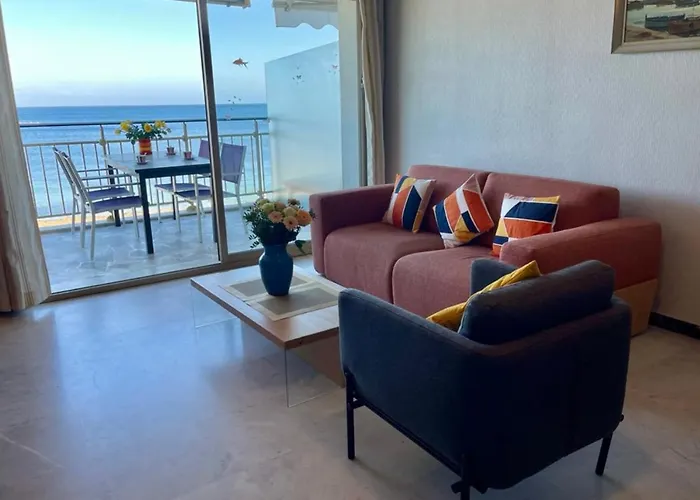 Σπίτι διακοπών Seafront One Bedroom With A Terrasse Swimming Pool And A Parking Αντίμπ