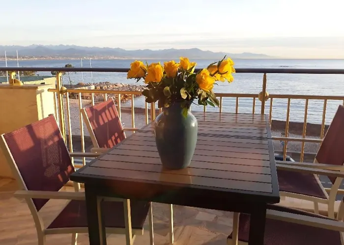 Seafront One Bedroom With A Terrasse Swimming Pool And A Parking